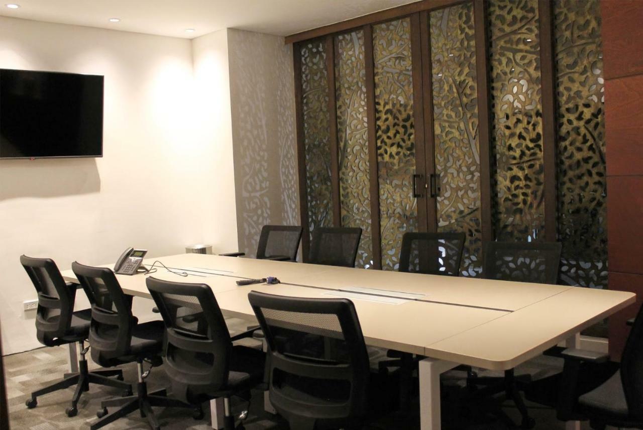 Quo Quality Hotel Manizales Exteriér fotografie A meeting room at the headquarters of the National University of Ireland, Galway