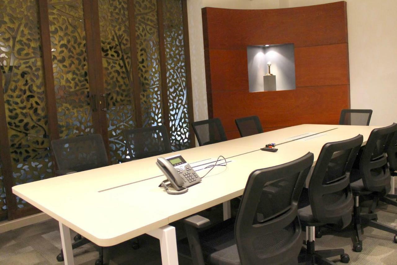Quo Quality Hotel Manizales Exteriér fotografie A conference room equipped with a videoconferencing system