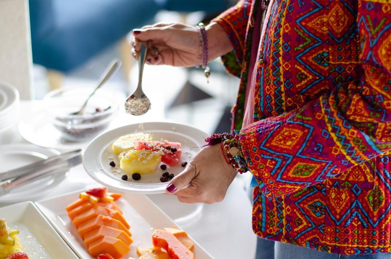 Quo Quality Hotel Manizales Exteriér fotografie A woman using a spoon